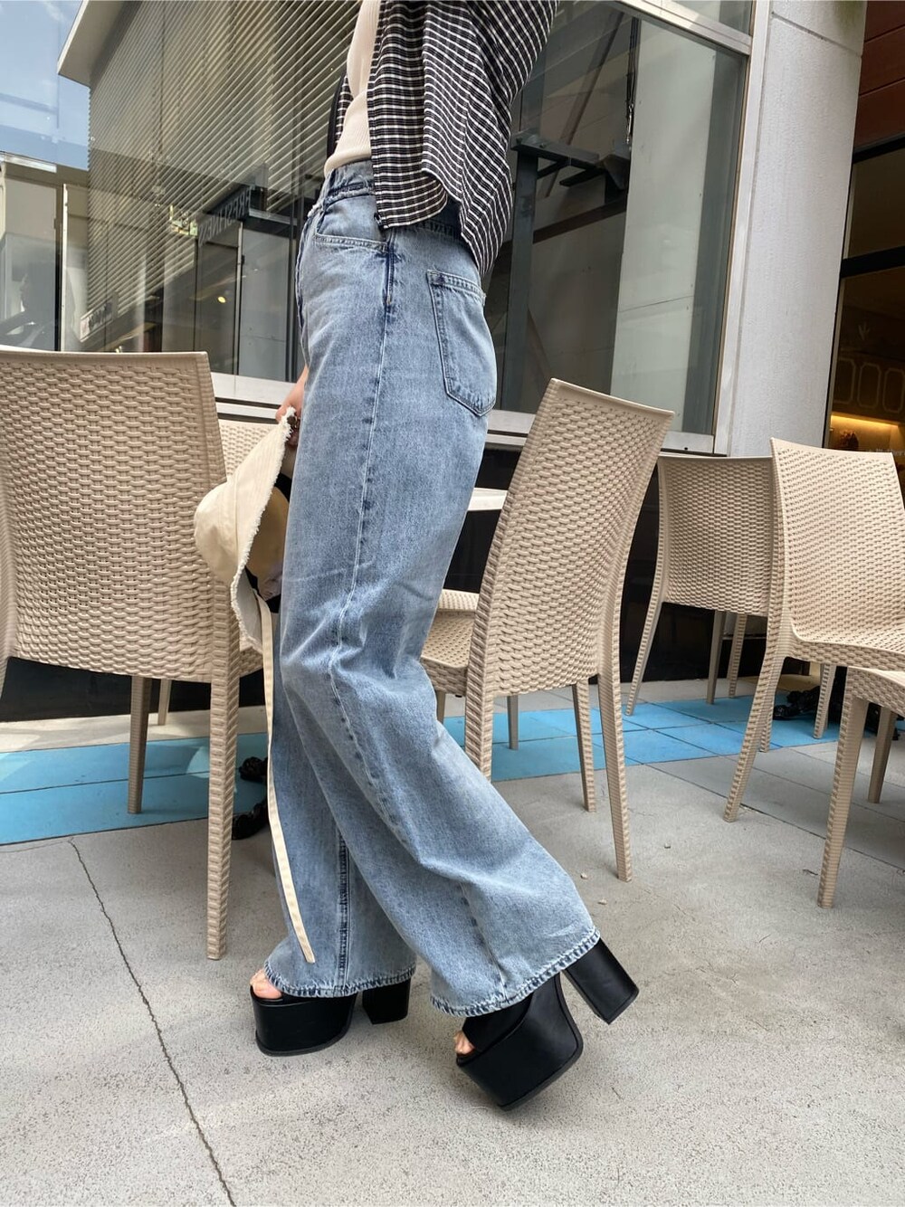 ブラック系のサンダル、ブルー系のデニムパンツ、その他のシャツ/ブラウスを着用したレディースの春コーディネートの7枚目の写真