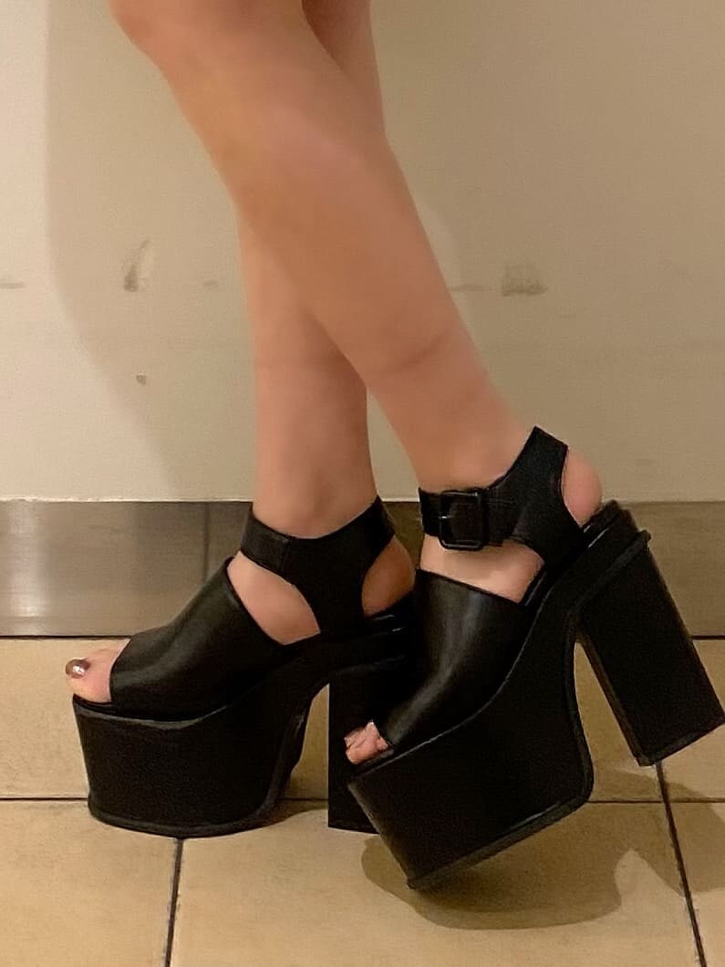 ブラック系のサンダル、その他のワンピース、ブラック系のハットを着用したレディースの春コーディネートの10枚目の写真