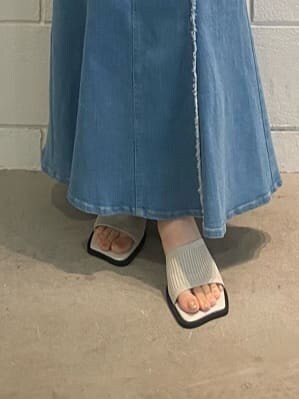 ブラウン系のハンドバッグ、ブルー系のスカート、ブラック系のタンクトップを着用したレディースの夏コーディネートの9枚目の写真