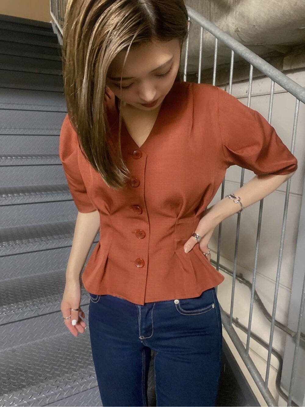 ブラック系のサンダル、ブルー系のデニムパンツを着用したレディースの夏コーディネートの2枚目の写真