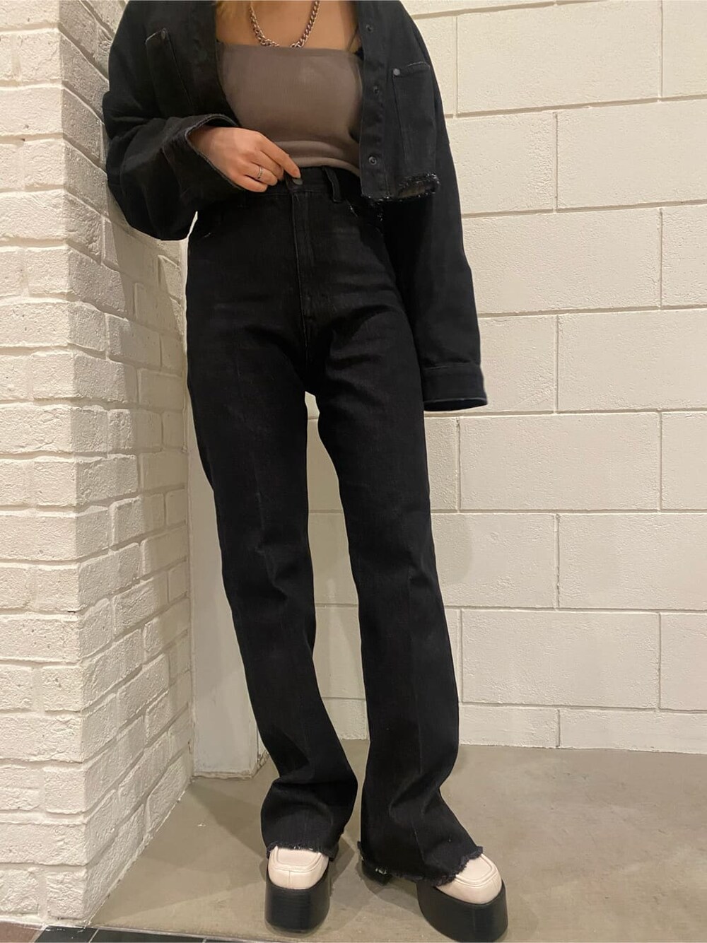 ホワイト系のローファー、グレー系のキャミソール、ブラック系のデニムジャケットを着用したレディースの春コーディネートの5枚目の写真