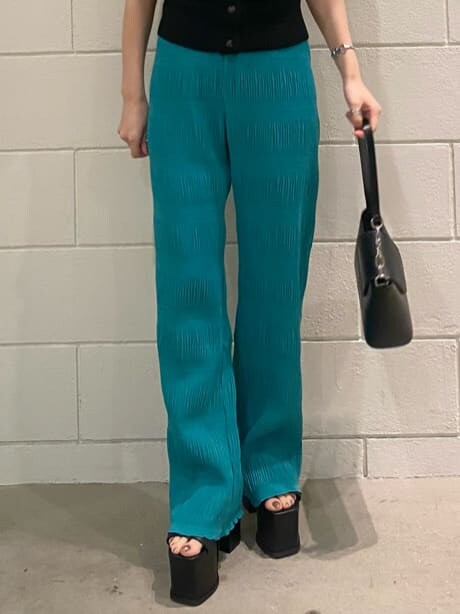 ブラック系のキャミソール、ブラック系のサンダル、ブルー系のその他パンツを着用したレディースの春コーディネートの10枚目の写真