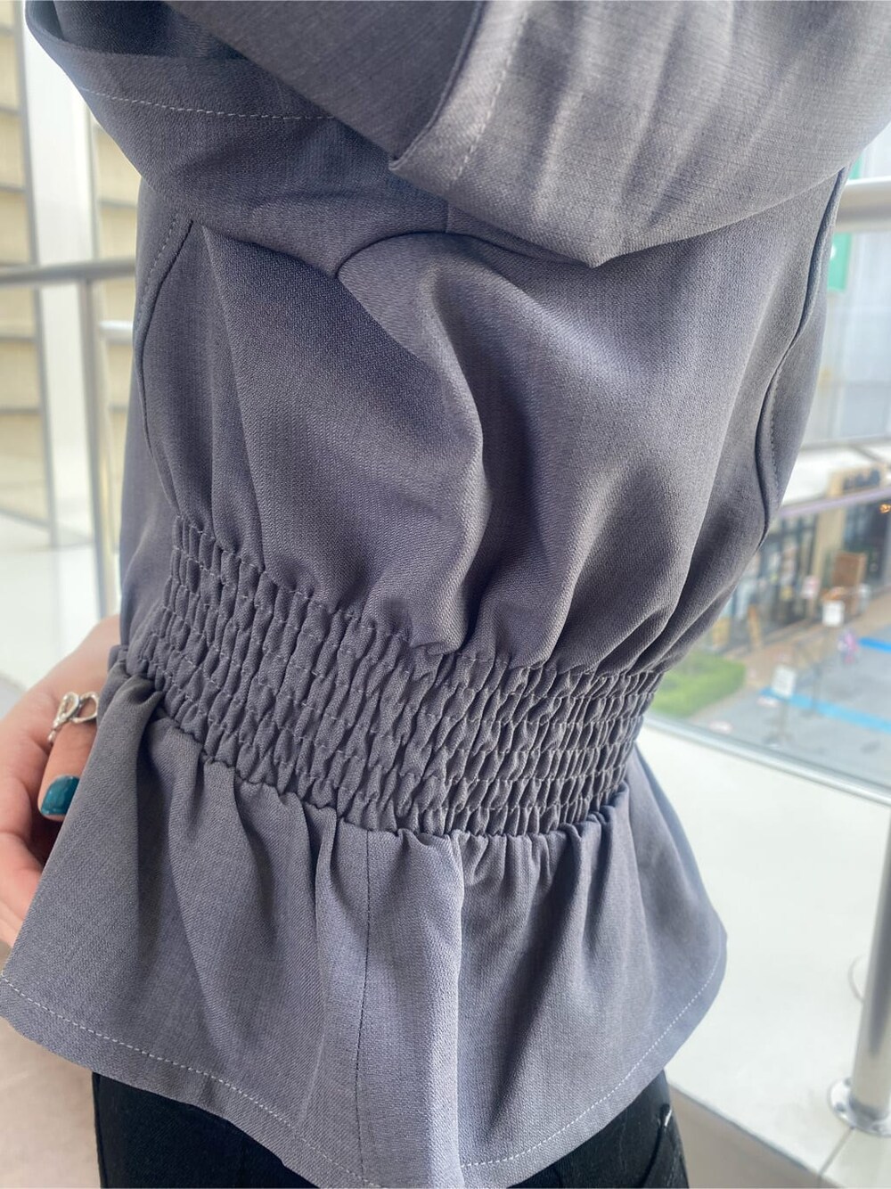 グレー系のシャツ/ブラウス、ブラック系のデニムパンツ、ブラック系のサンダルを着用したレディースの春コーディネートの7枚目の写真