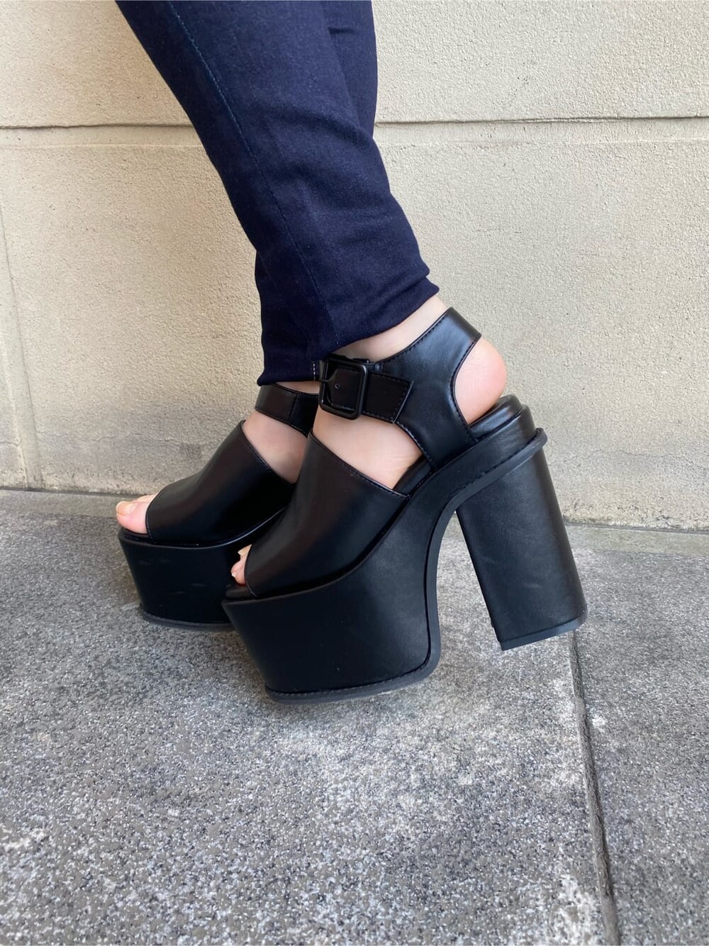 ブルー系のデニムパンツ、ホワイト系のデニムジャケット、ブラック系のサンダルを着用したレディースの春コーディネートの9枚目の写真