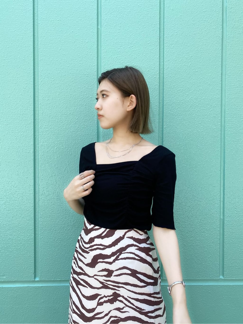 その他のスカート、ブラック系のサンダル、ブラック系のTシャツ/カットソーを着用したレディースの夏コーディネートの5枚目の写真