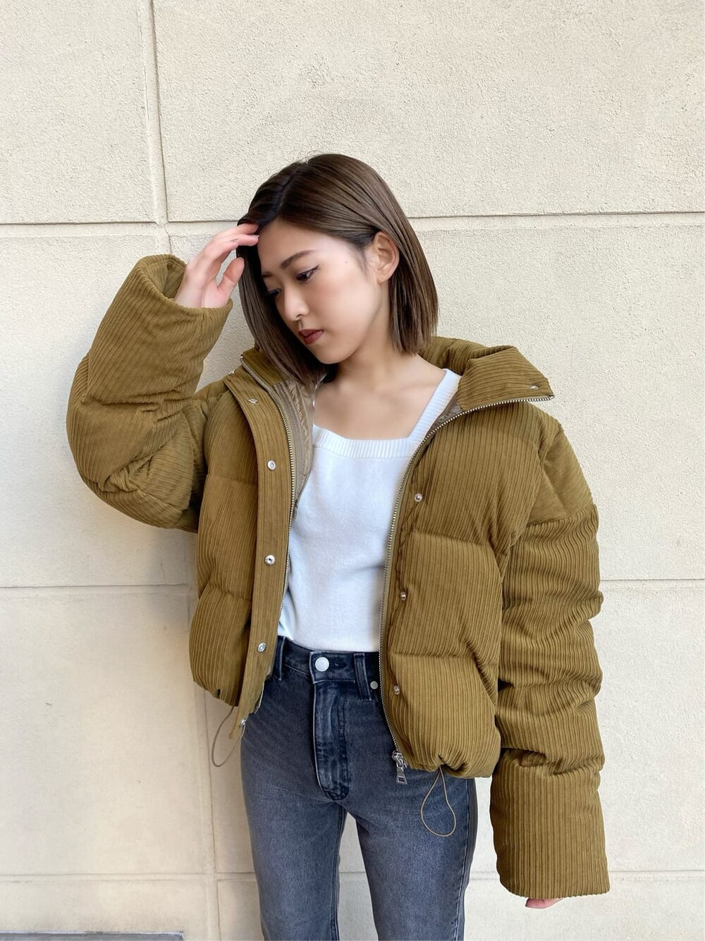 その他のローファー、イエロー系のダウンジャケット/コート、ホワイト系のニット/セーターを着用したレディースの冬コーディネートの7枚目の写真