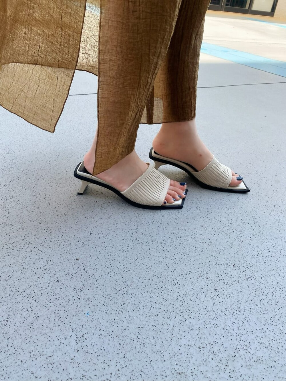 ベージュ系のワンピース、ホワイト系のサンダルを着用したレディースの夏コーディネートの7枚目の写真