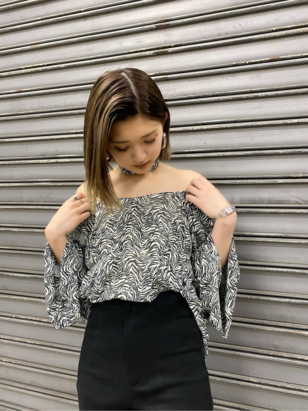 ブラック系のその他パンツ、ブラック系のサンダル、その他のシャツ/ブラウスを着用したレディースの春コーディネートの5枚目の写真