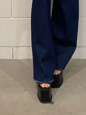 ブルー系のシャツ/ブラウス、ブラック系のサンダル、ホワイト系のニット/セーターを着用したレディースの夏コーディネートの9枚目の写真