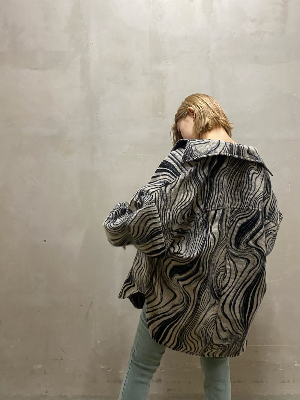 ブラック系のローファー、その他のブルゾン、グリーン系のその他パンツを着用したレディースの秋コーディネートの2枚目の写真