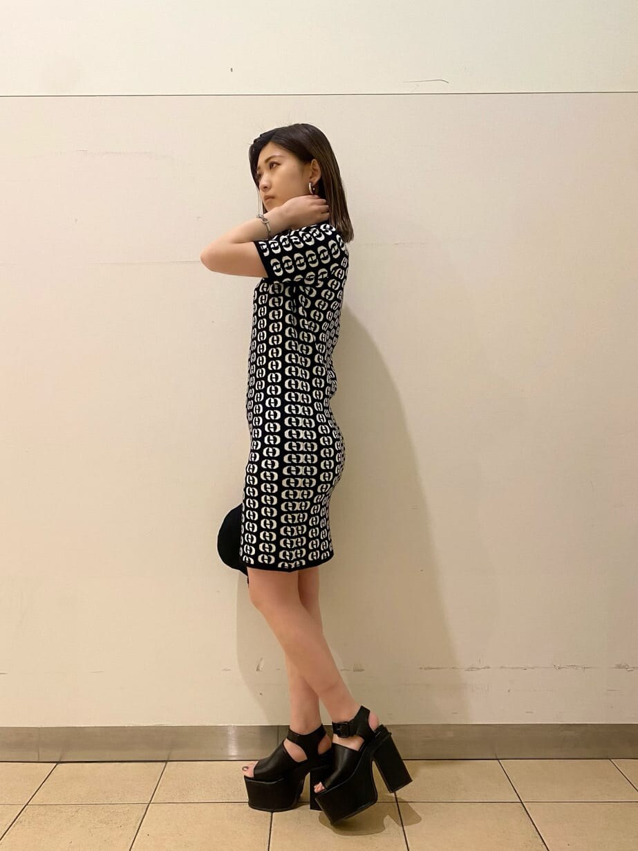 ブラック系のサンダル、その他のワンピース、ブラック系のハットを着用したレディースの春コーディネートの2枚目の写真