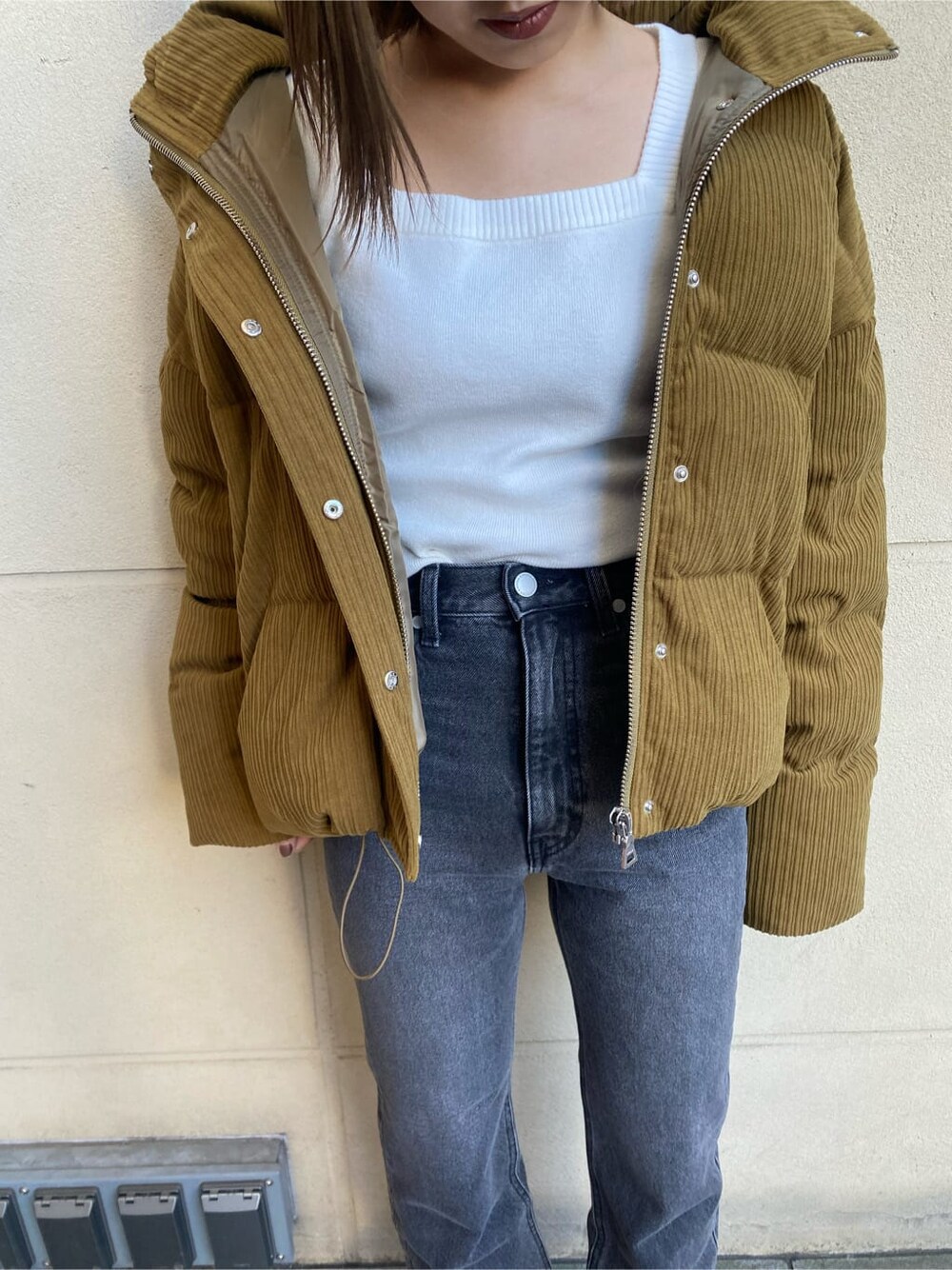 その他のローファー、イエロー系のダウンジャケット/コート、ホワイト系のニット/セーターを着用したレディースの冬コーディネートの5枚目の写真