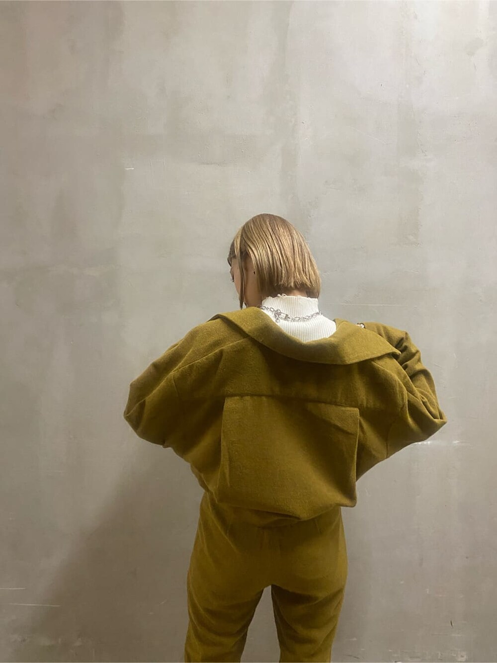 イエロー系のその他パンツ、イエロー系のその他アウター、その他のパンプスを着用したレディースの秋コーディネートの4枚目の写真