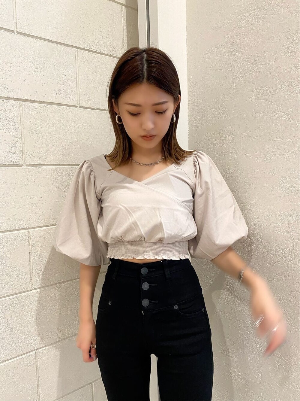 ブラック系のデニムパンツ、ブラック系のサンダル、ホワイト系のTシャツ/カットソーを着用したレディースの夏コーディネートの5枚目の写真