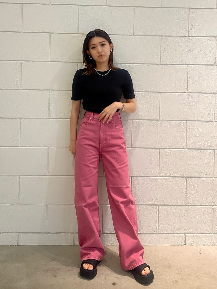 ピンク系のデニムパンツ、ブラック系のTシャツ/カットソー、シルバー系のネックレスを着用したレディースの夏コーディネートの2枚目の写真