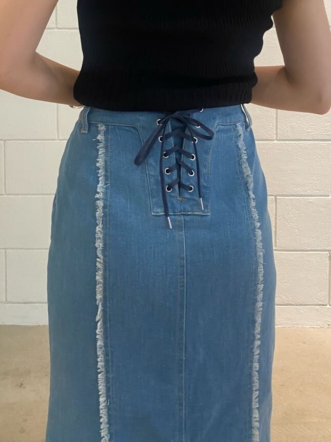 ブラウン系のハンドバッグ、ブルー系のスカート、ブラック系のタンクトップを着用したレディースの夏コーディネートの10枚目の写真