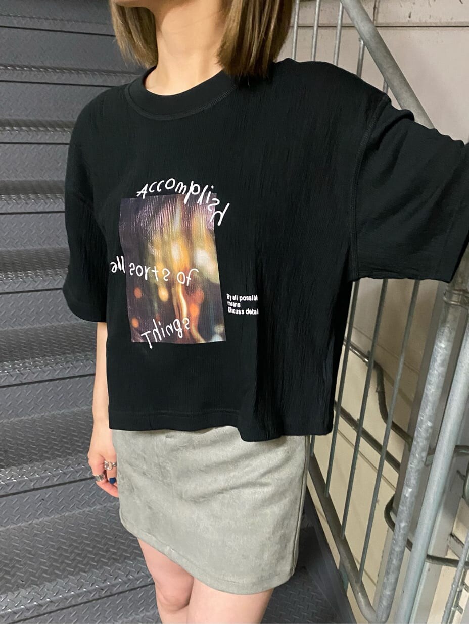 グレー系のスカート、ブラック系のサンダル、ブラック系のTシャツ/カットソーを着用したレディースの夏コーディネートの3枚目の写真