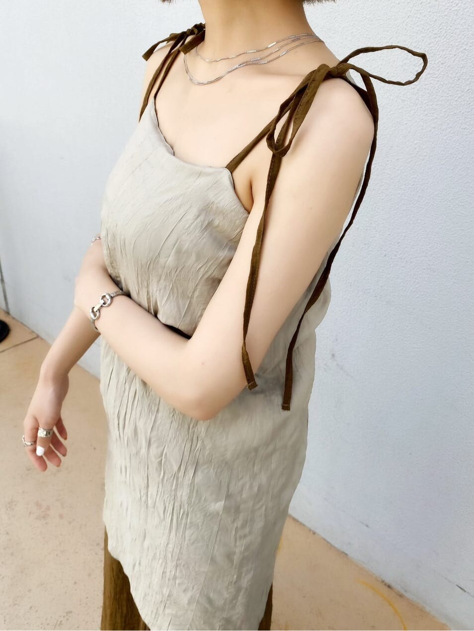 ベージュ系のワンピース、ホワイト系のサンダルを着用したレディースの夏コーディネートの5枚目の写真