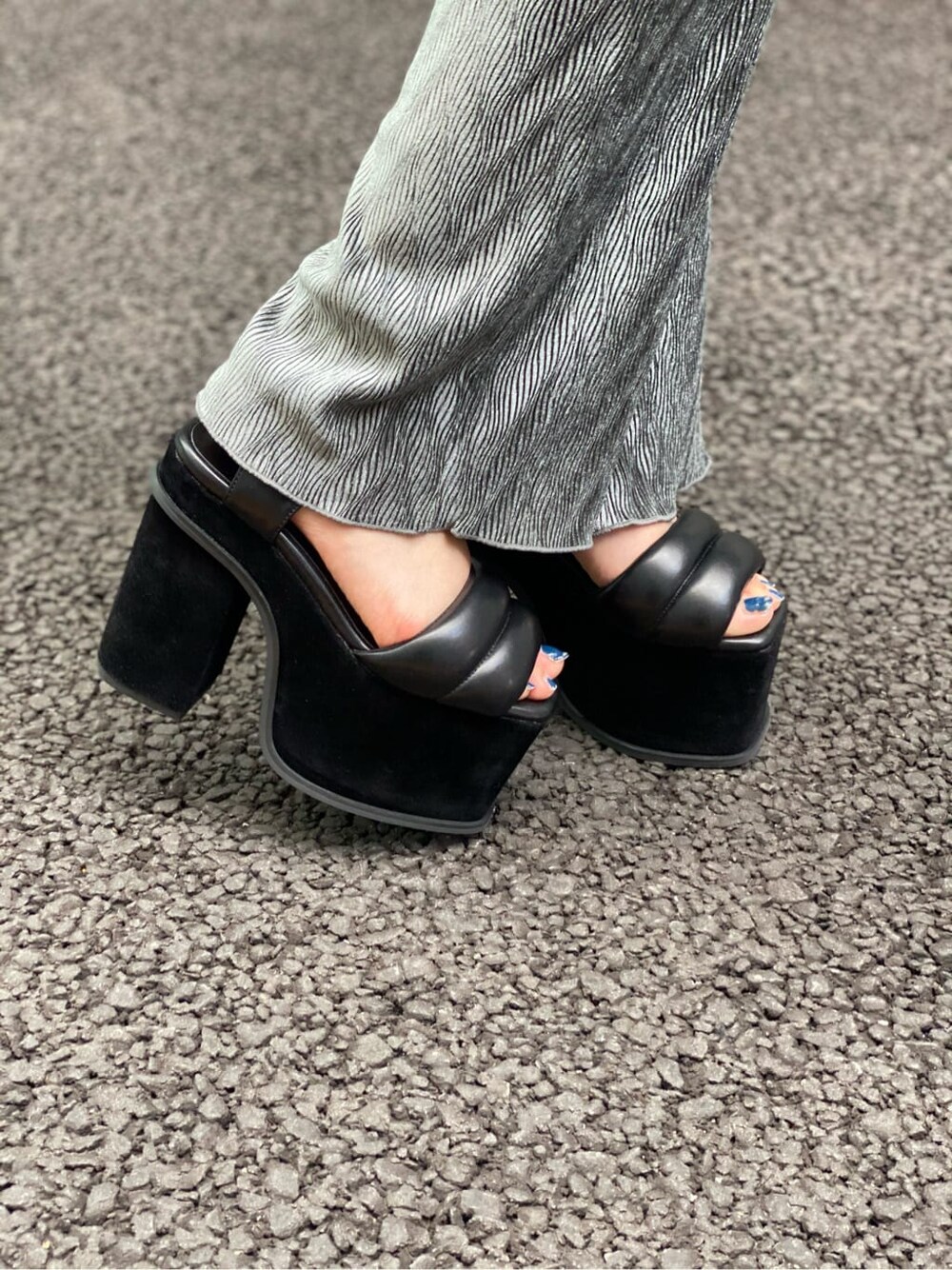 グリーン系のその他パンツ、ブラック系のサンダル、ブラック系のハンドバッグを着用したレディースの夏コーディネートの9枚目の写真