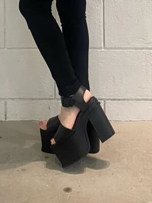 ブラック系のデニムパンツ、ブラック系のサンダル、その他のTシャツ/カットソーを着用したレディースの春コーディネートの7枚目の写真