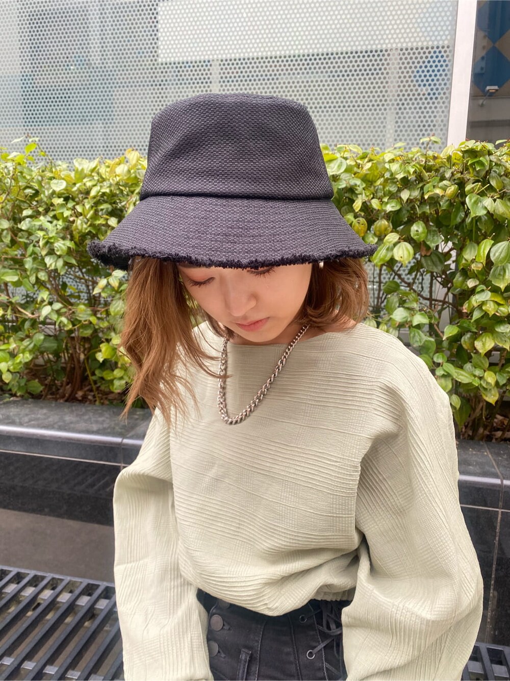 ブラック系のローファー、グリーン系のシャツ/ブラウス、ブラック系のデニムパンツを着用したレディースの冬コーディネートの8枚目の写真