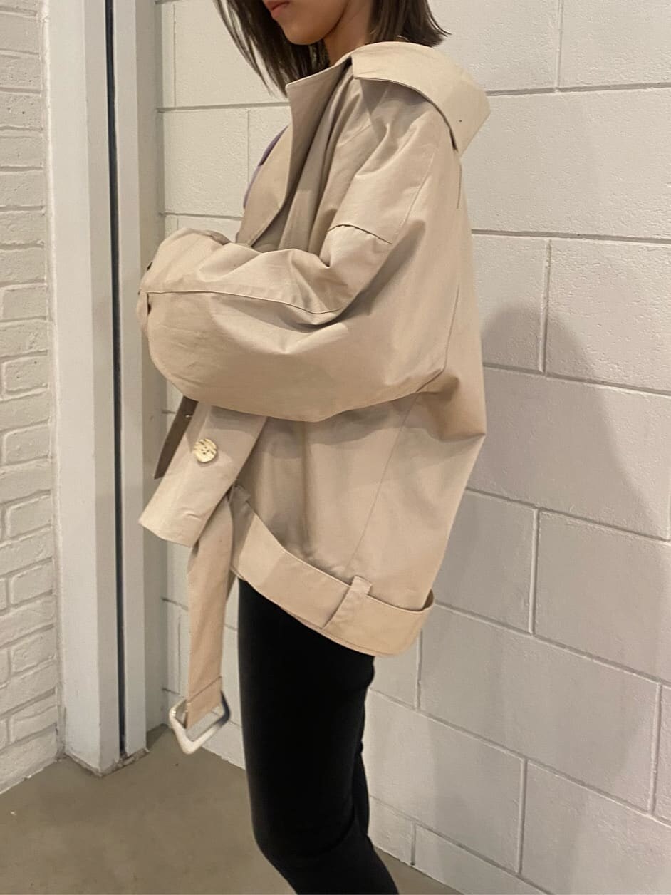 ベージュ系のトレンチコート、ブラック系のローファー、パープル系のニット/セーターを着用したレディースの冬コーディネートの5枚目の写真