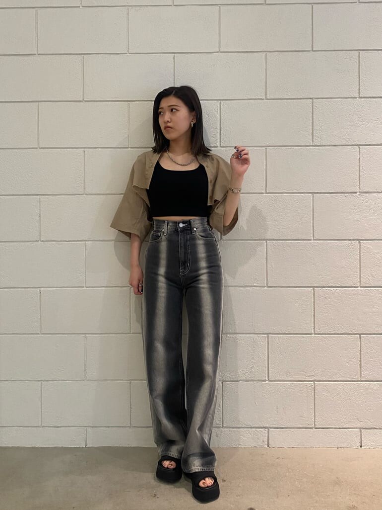 ベージュ系のシャツ/ブラウス、ブラック系のデニムパンツ、ブラック系のサンダルを着用したレディースの春コーディネートの2枚目の写真