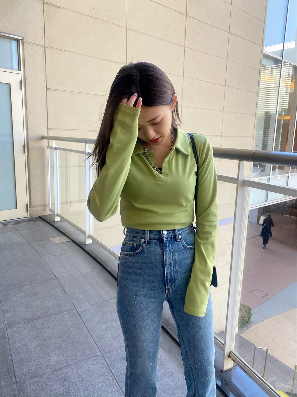 ブラック系のブーツ、ブルー系のデニムパンツ、イエロー系のTシャツ/カットソーを着用したレディースの冬コーディネートの5枚目の写真