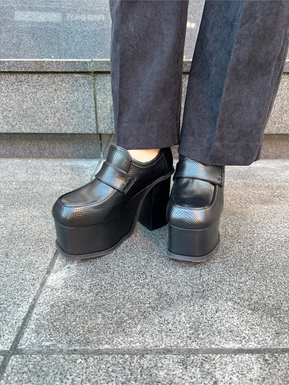 ブラック系のその他パンツ、グリーン系のボディバッグ/ウエストポーチ、その他のローファーを着用したレディースの秋コーディネートの8枚目の写真