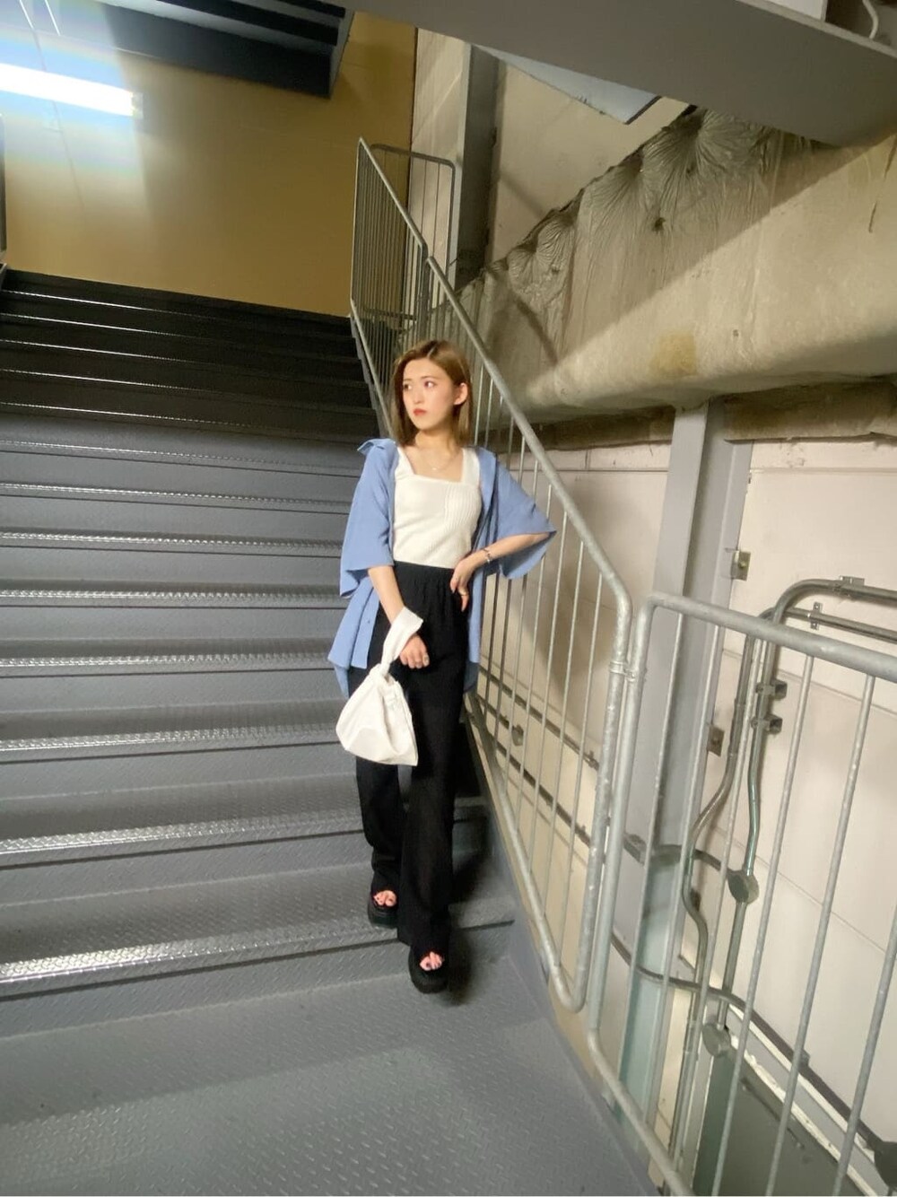 ブルー系のシャツ/ブラウス、ブラック系のサンダル、ホワイト系のニット/セーターを着用したレディースの夏コーディネートの5枚目の写真