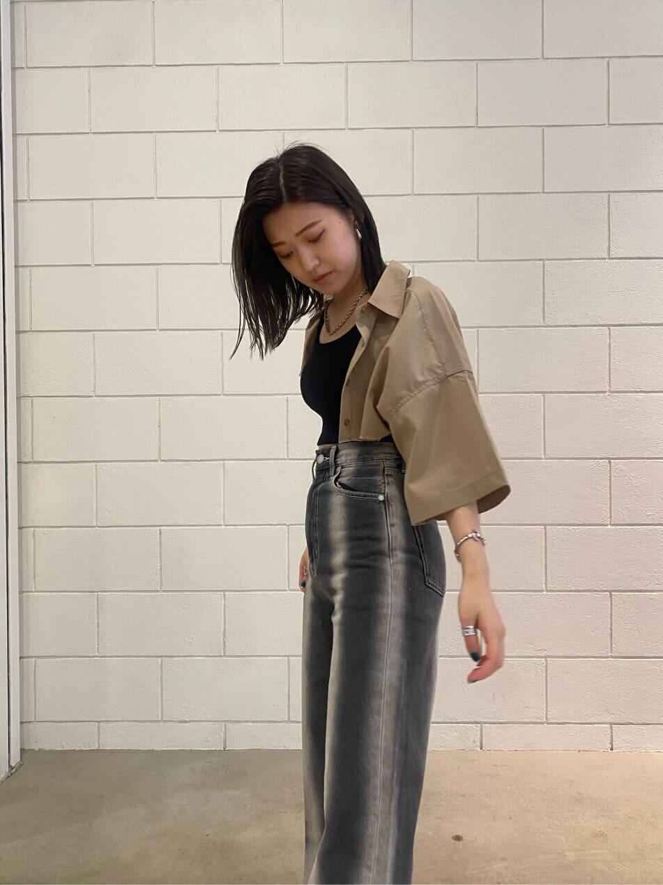 ベージュ系のシャツ/ブラウス、ブラック系のデニムパンツ、ブラック系のサンダルを着用したレディースの春コーディネートの7枚目の写真