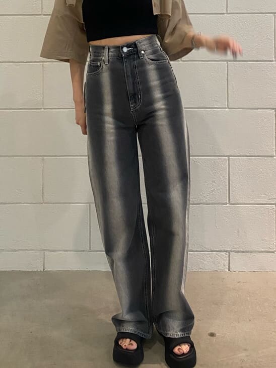 ベージュ系のシャツ/ブラウス、ブラック系のデニムパンツ、ブラック系のサンダルを着用したレディースの春コーディネートの9枚目の写真