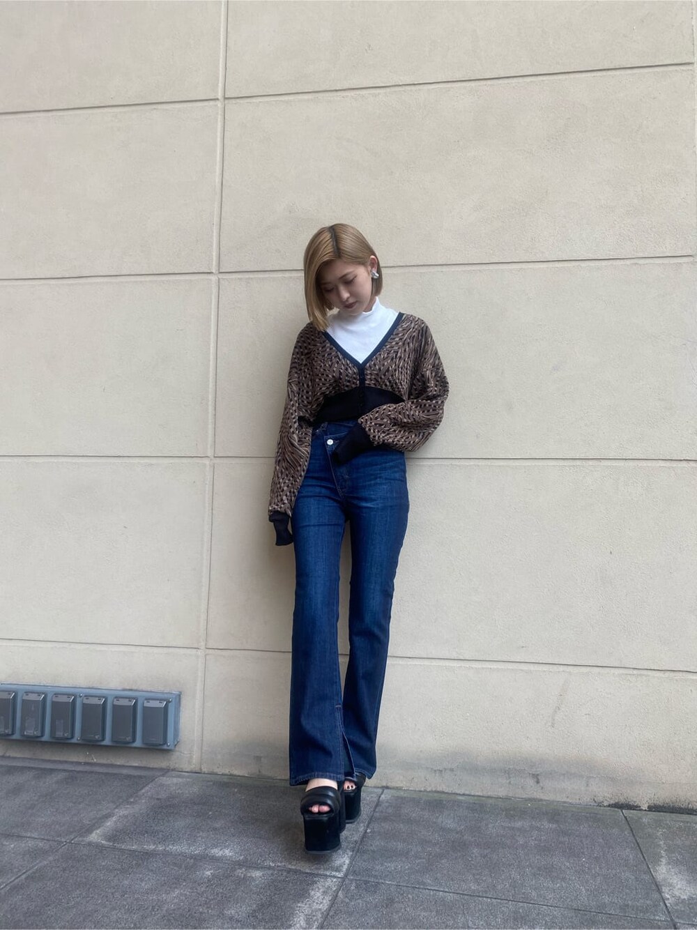 ブラック系のサンダル、その他のカーディガン/ボレロ、ホワイト系のTシャツ/カットソーを着用したレディースの秋コーディネートの2枚目の写真