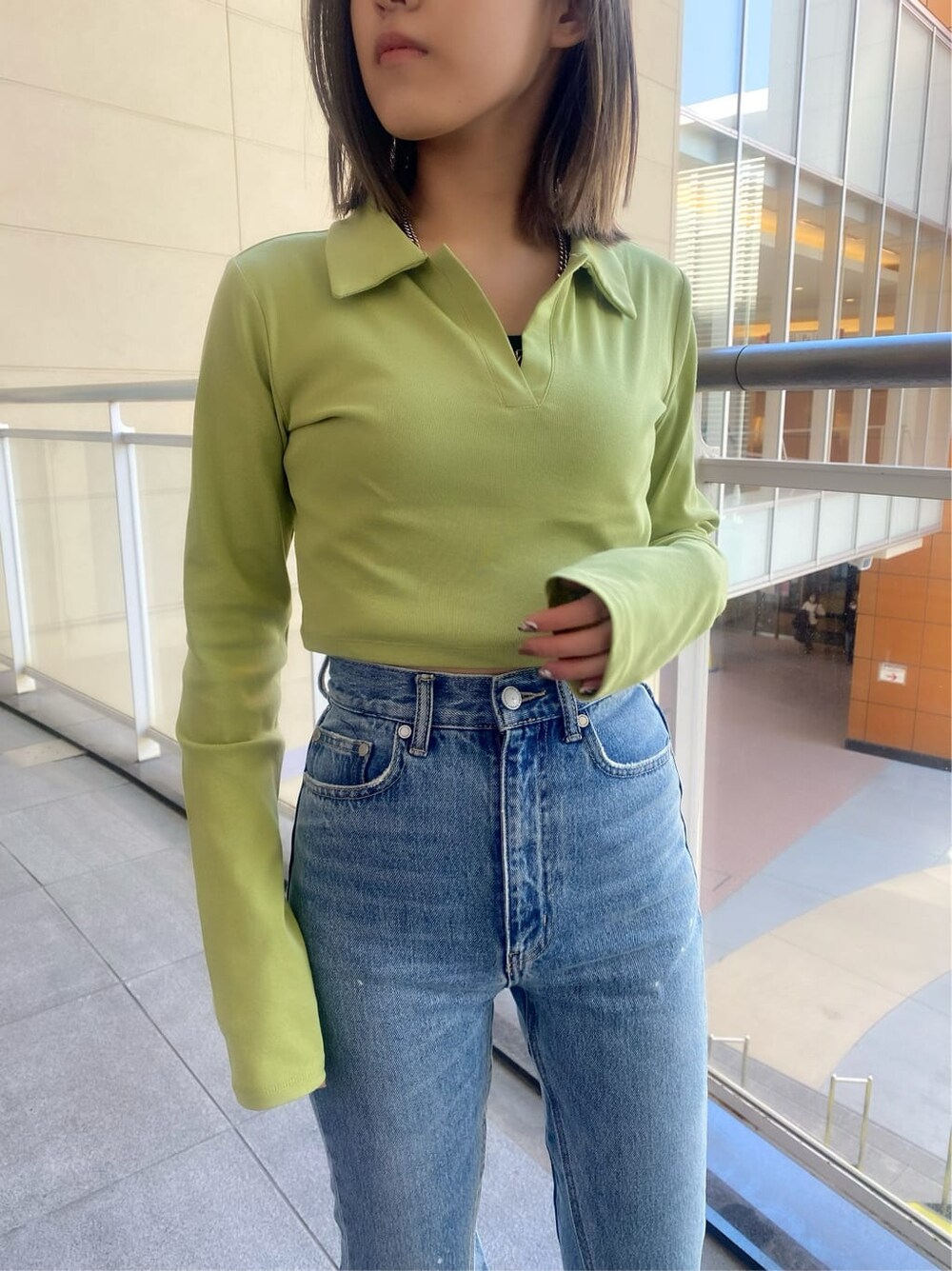 ブラック系のブーツ、ブルー系のデニムパンツ、イエロー系のTシャツ/カットソーを着用したレディースの冬コーディネートの6枚目の写真