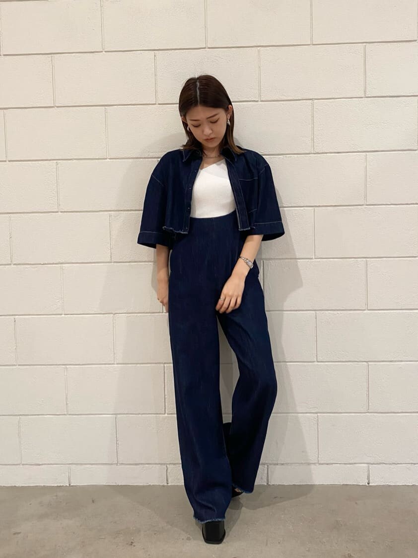 ブルー系のシャツ/ブラウス、ブラック系のサンダル、ホワイト系のニット/セーターを着用したレディースの夏コーディネートの2枚目の写真