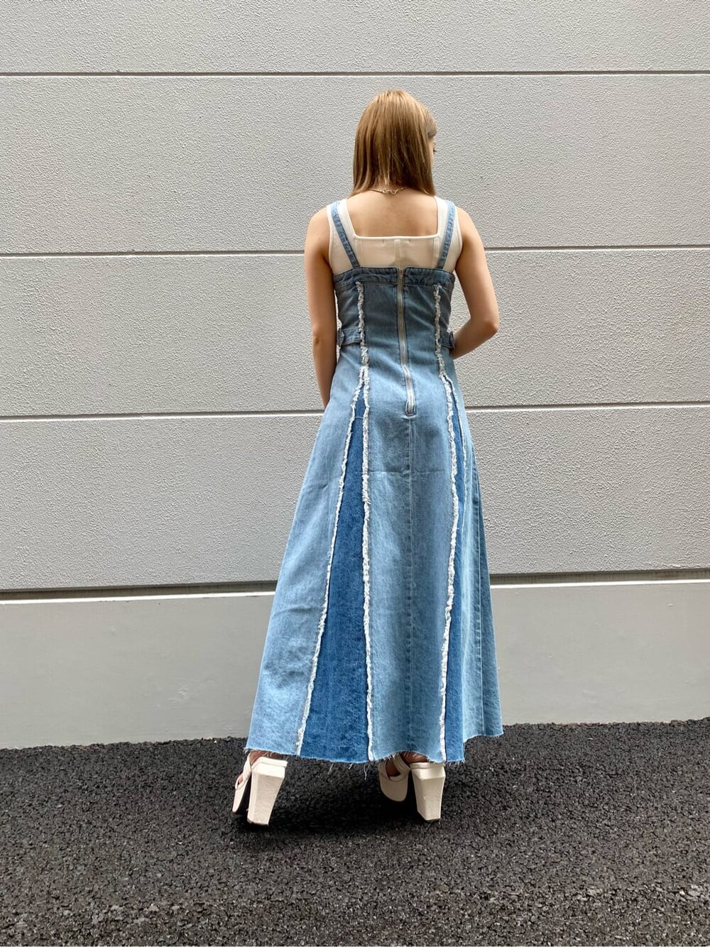 ホワイト系のタンクトップ、ブルー系のワンピース、ホワイト系のサンダルを着用したレディースの夏コーディネートの4枚目の写真