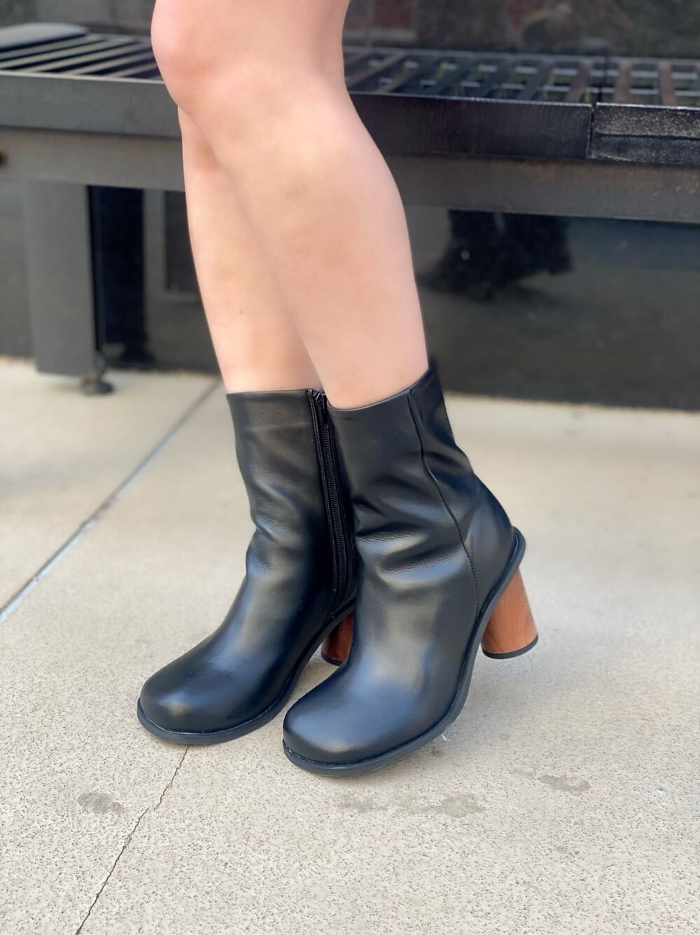 ホワイト系のシャツ/ブラウス、ブラック系のブーツ、ブルー系のベストを着用したレディースの春コーディネートの10枚目の写真