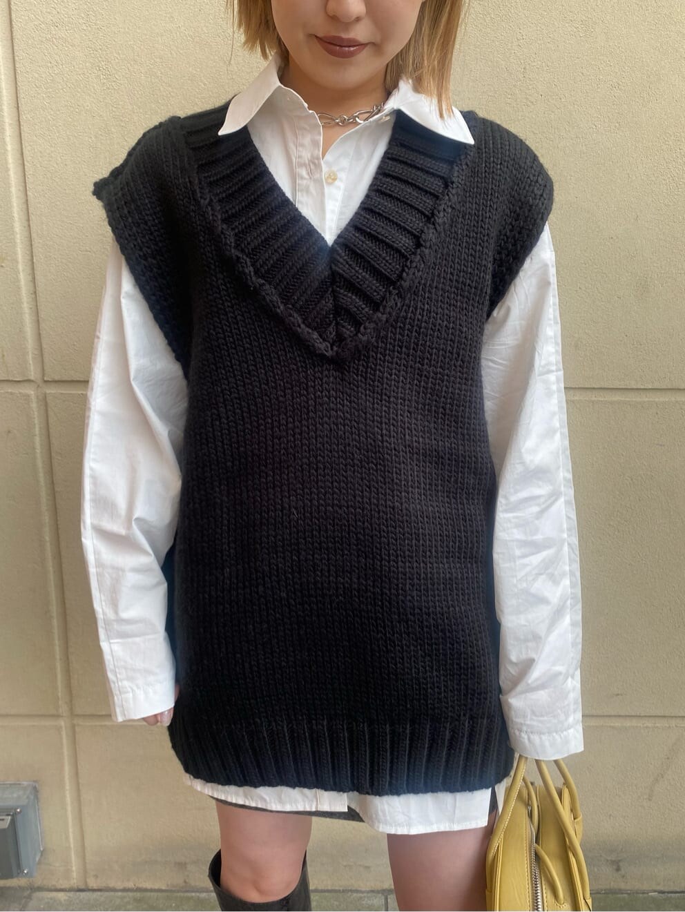 ホワイト系のシャツ/ブラウス、グレー系のスカート、その他のブーツを着用したレディースの秋コーディネートの5枚目の写真