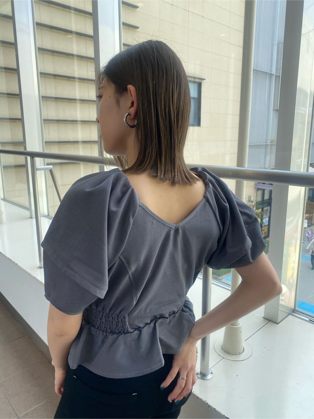 グレー系のシャツ/ブラウス、ブラック系のデニムパンツ、ブラック系のサンダルを着用したレディースの春コーディネートの5枚目の写真