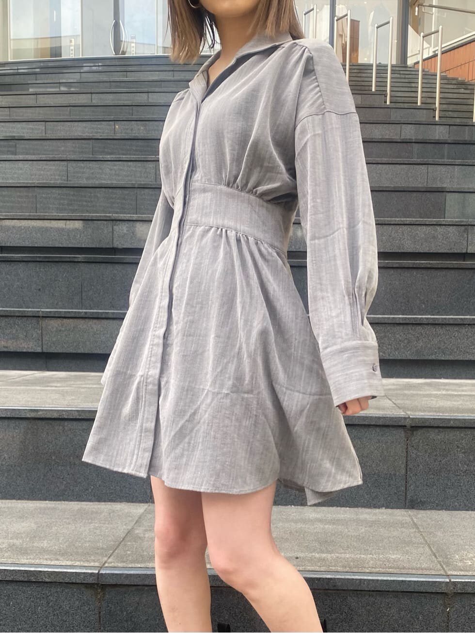 グレー系のシャツワンピース、ブラック系のブーツを着用したレディースの冬コーディネートの8枚目の写真