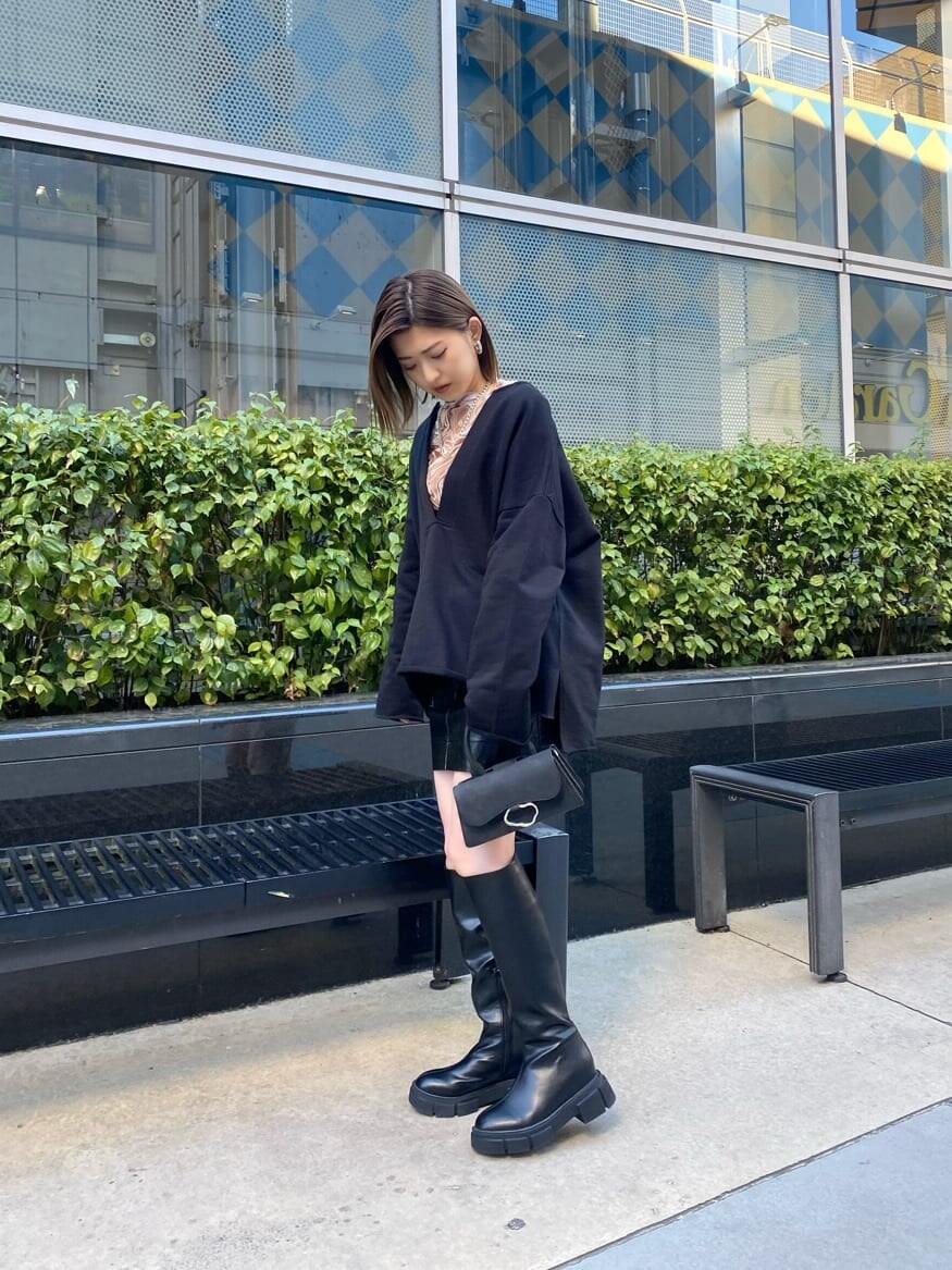 ブラック系のスカート、その他のTシャツ/カットソー、ブラック系のブーツを着用したレディースの冬コーディネートの6枚目の写真