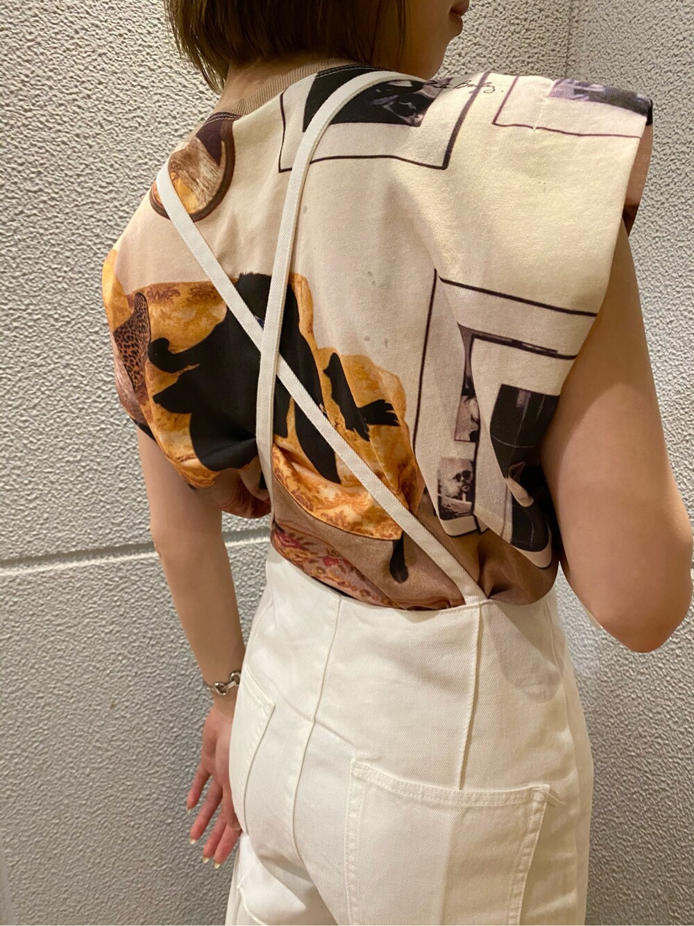 ホワイト系のサロペット/オーバーオール、ブラック系のサンダル、ベージュ系のTシャツ/カットソーを着用したレディースの夏コーディネートの3枚目の写真