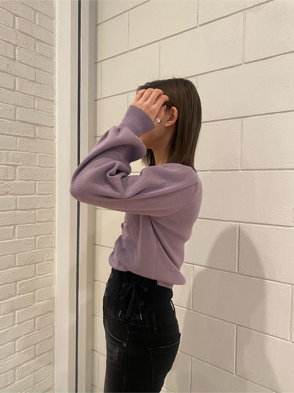 ベージュ系のトレンチコート、ブラック系のローファー、パープル系のニット/セーターを着用したレディースの冬コーディネートの6枚目の写真