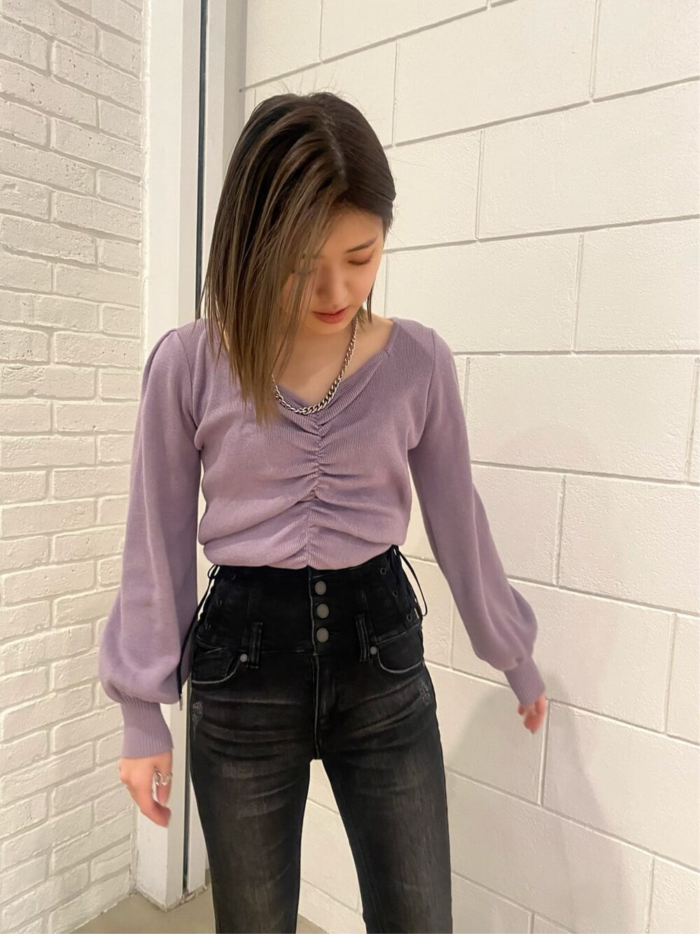 ベージュ系のトレンチコート、ブラック系のローファー、パープル系のニット/セーターを着用したレディースの冬コーディネートの3枚目の写真