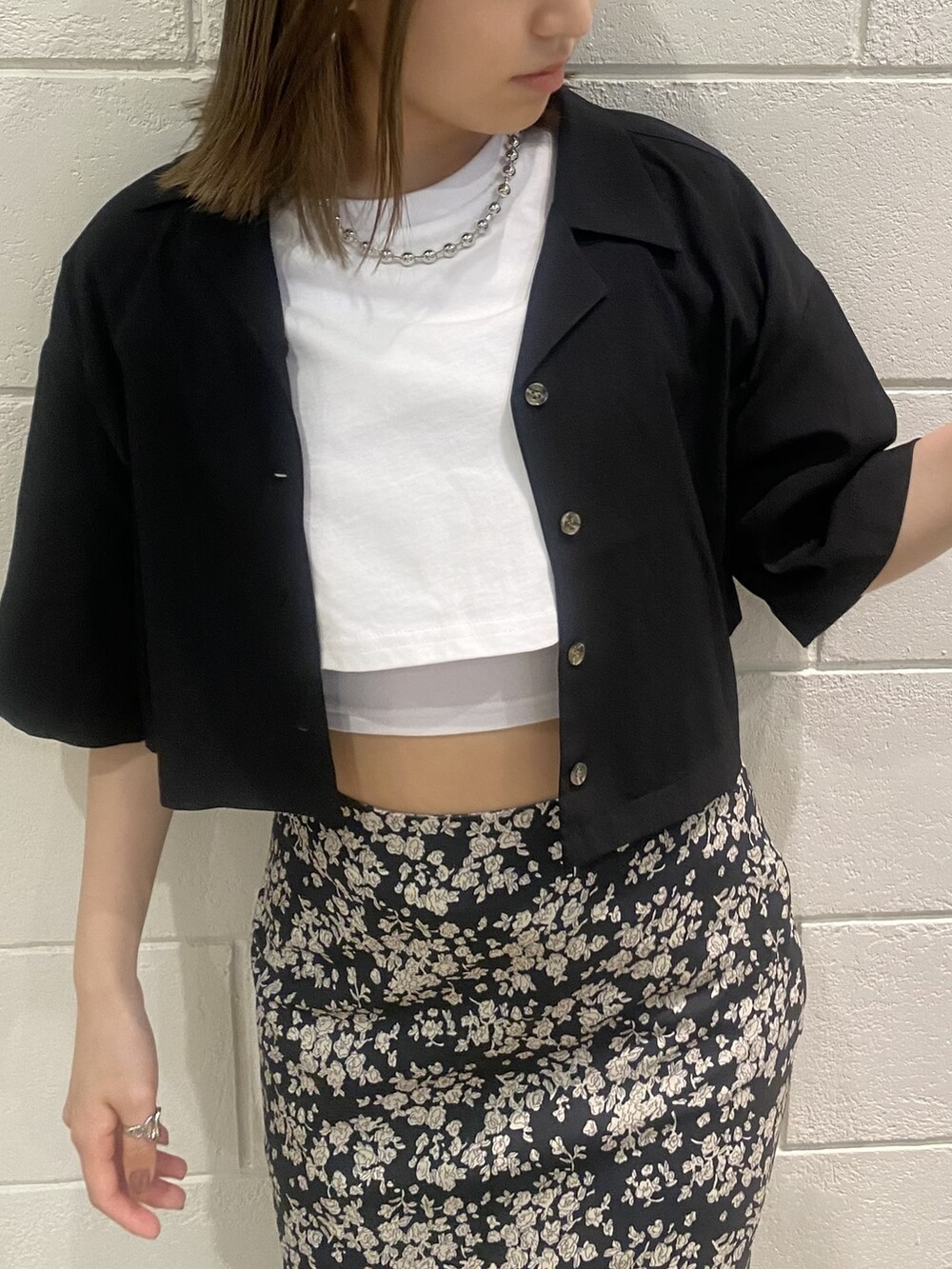 ブラック系のサンダル、ブラック系のシャツ/ブラウス、ホワイト系のTシャツ/カットソーを着用したレディースの春コーディネートの5枚目の写真