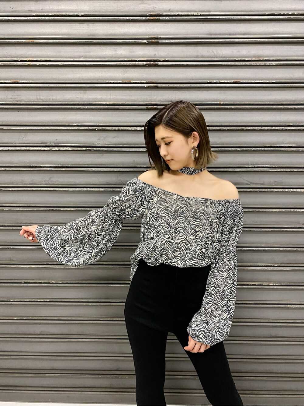 ブラック系のその他パンツ、ブラック系のサンダル、その他のシャツ/ブラウスを着用したレディースの春コーディネートの3枚目の写真