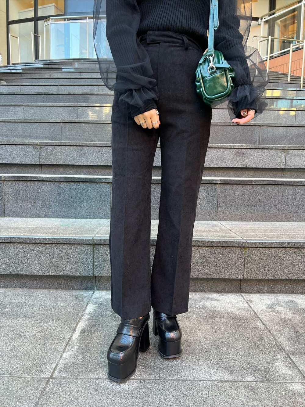 ブラック系のその他パンツ、グリーン系のボディバッグ/ウエストポーチ、その他のローファーを着用したレディースの秋コーディネートの5枚目の写真