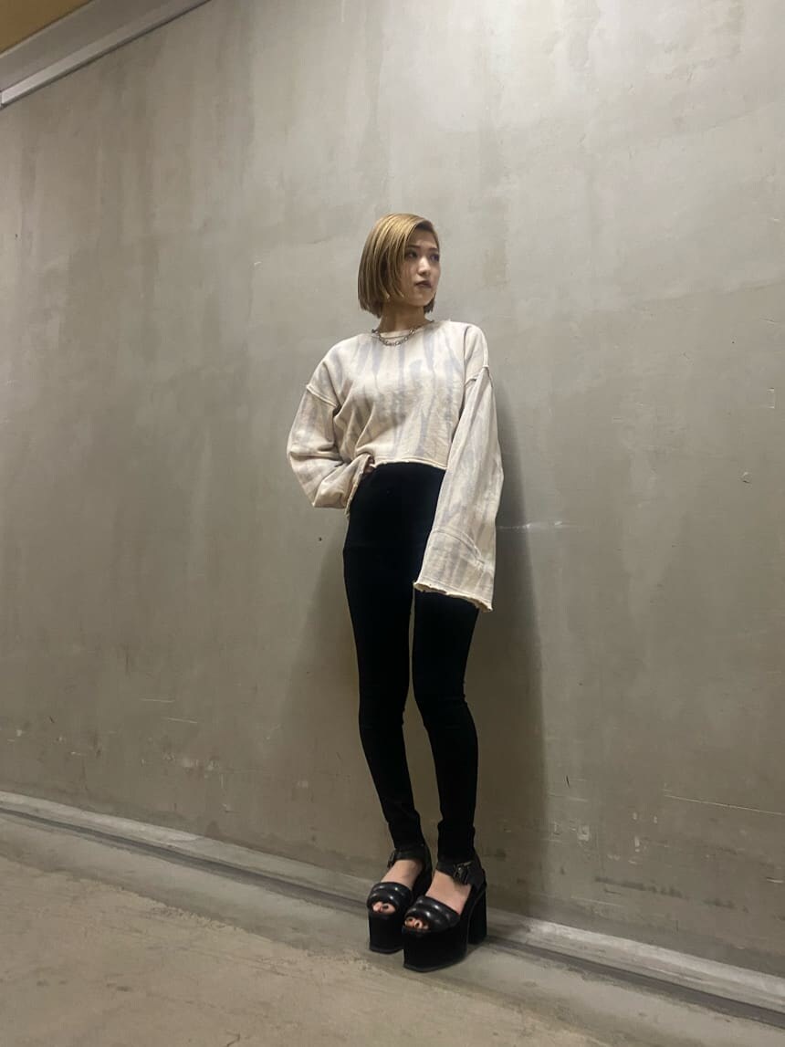 ブラック系のサンダル、ブラック系のデニムパンツ、グレー系のTシャツ/カットソーを着用したレディースの秋コーディネートの6枚目の写真
