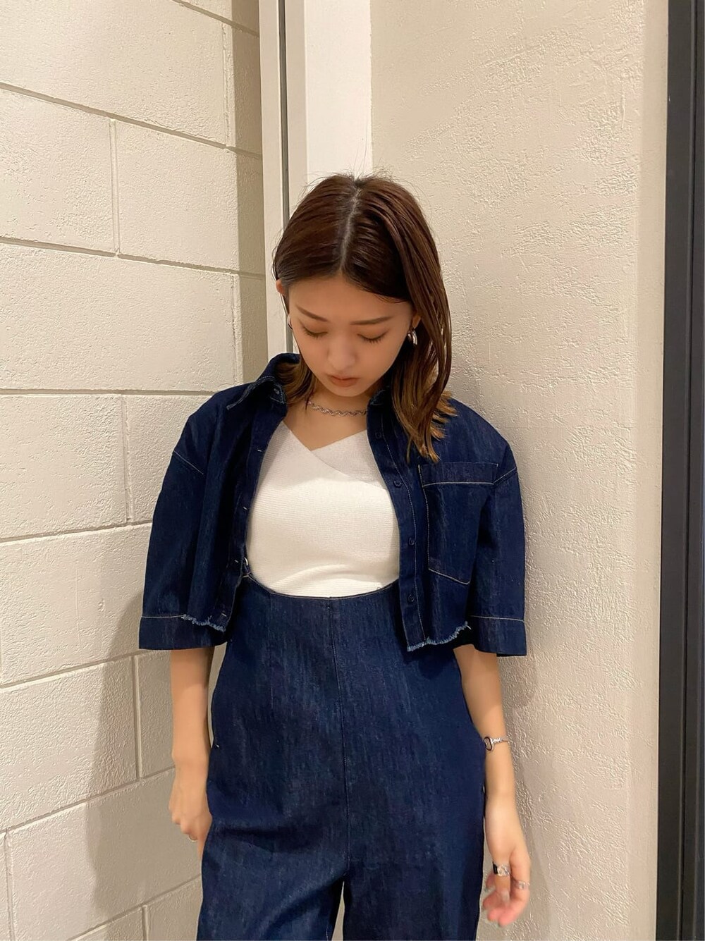 ブルー系のシャツ/ブラウス、ブラック系のサンダル、ホワイト系のニット/セーターを着用したレディースの夏コーディネートの8枚目の写真