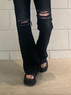 ブラック系のハンドバッグ、ホワイト系のTシャツ/カットソー、イエロー系のテーラードジャケットを着用したレディースの夏コーディネートの10枚目の写真